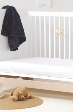 Waterproof crib mattress protector in organic cotton