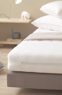 Waterproof mattress protector for children in organic cotton
