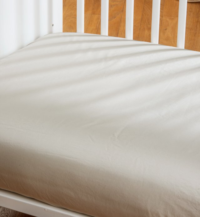 Crib fitted sheet in organic washed cotton percale | Kadolis Canada