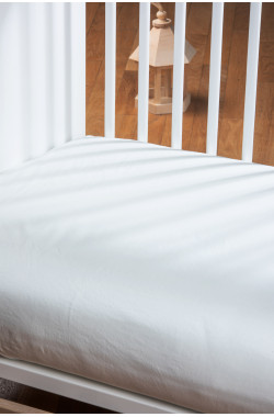Crib fitted sheet in organic washed cotton percale