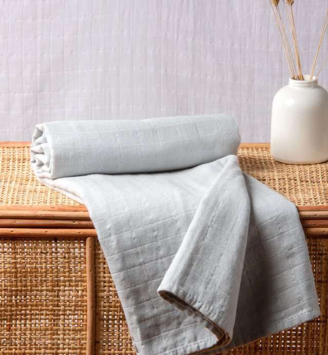 Organic cotton muslin swaddle blanket - super soft and esay to use