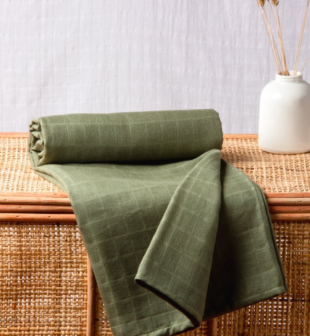 Organic cotton muslin swaddle blanket - super soft and esay to use