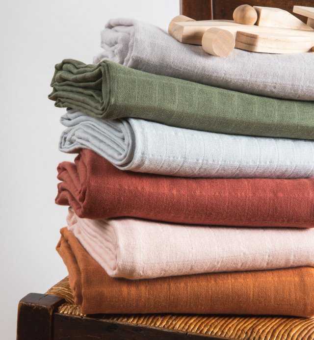 Organic cotton muslin swaddle blanket - super soft and esay to use