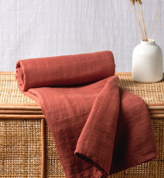 Organic cotton muslin swaddle blanket - super soft and esay to use